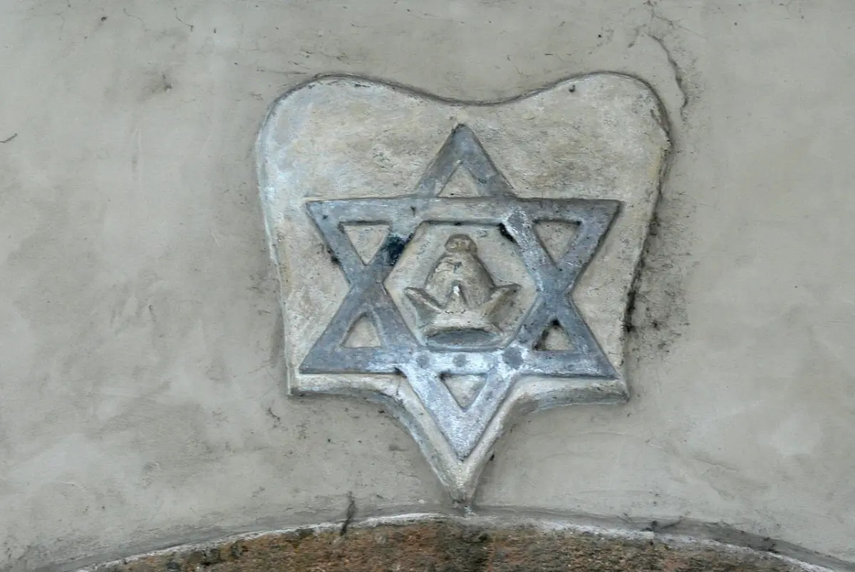 Davidova hvězda, symbol židovské identity, na fasádě Staronové synagogy v Praze