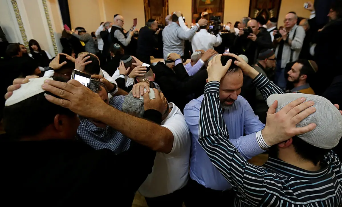 Věřící židovského vyznání se modlí uvnitř pražské Staronové synagogy, místo duchovního dědictví