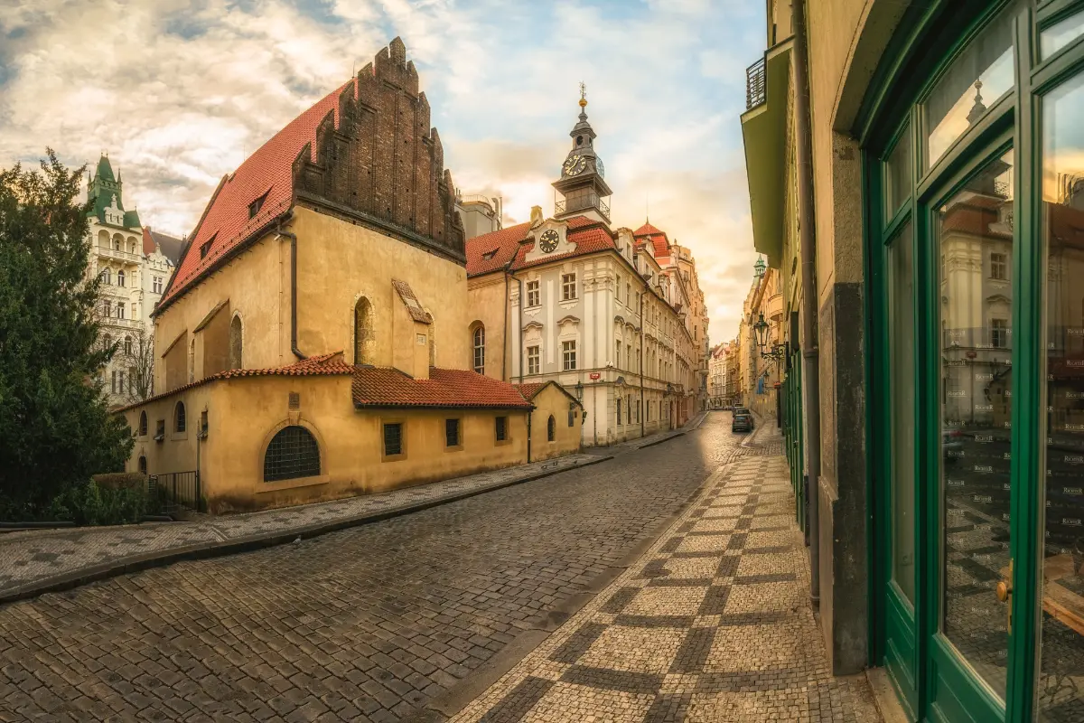 Staronová Synagoga v Praze, nejstarší židovská synagoga Evropy, s gotickou architekturou