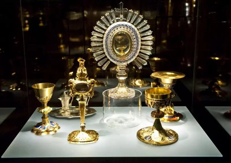 Expozice církevních liturgických předmětů z pokladu svatovítské katedrály, včetně kalichů a monstrance, na Pražském hradě