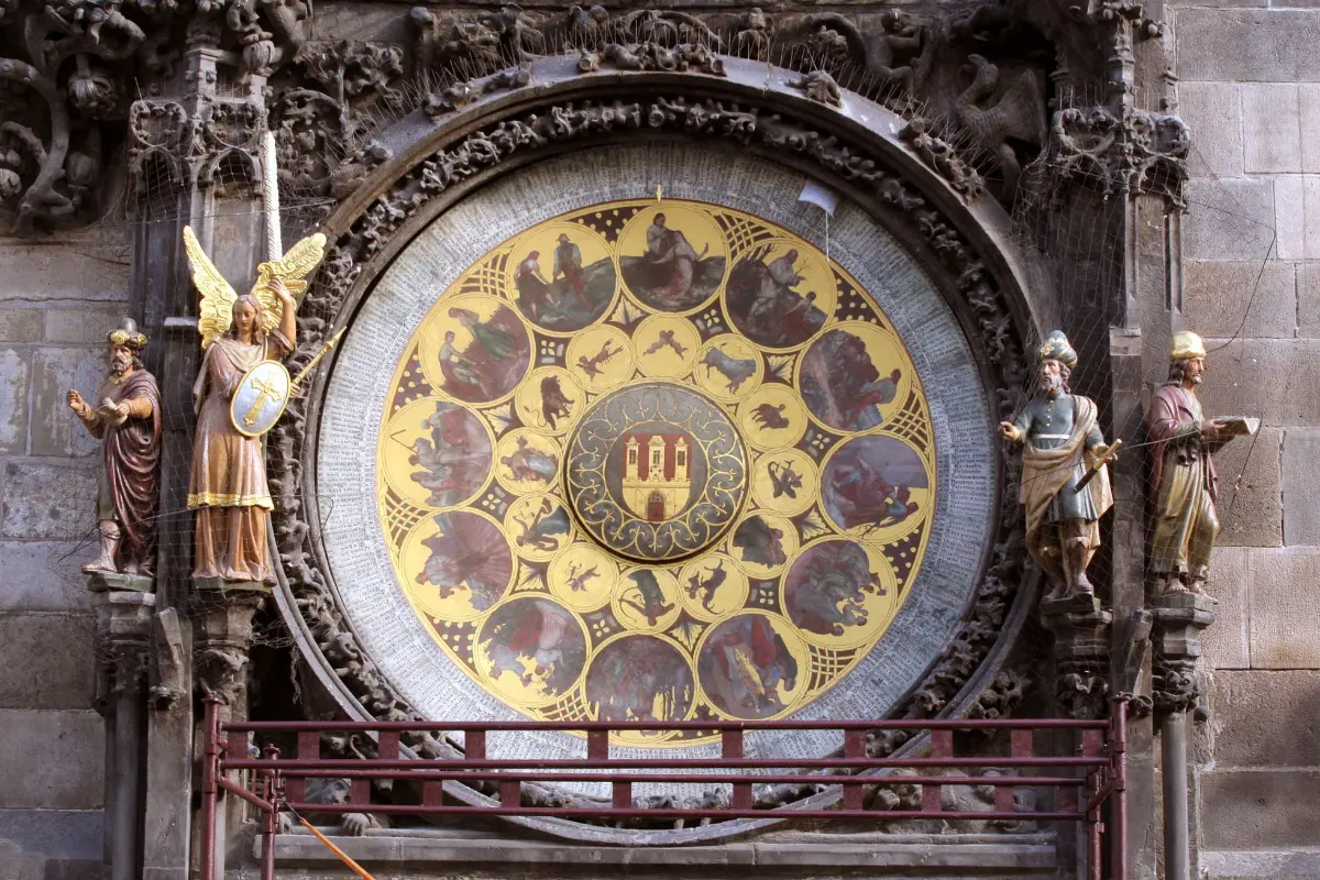 Historické astronomické hodiny, Pražský orloj, s vyobrazením znamení zvěrokruhu a čtyř figur, které symbolizují Marnivost s zrcadlem, Lakomství s měšcem peněz, Smrt jako kostra a Turka kroutícího hlavou. Kolem ciferníku je detailní zlatá výzdoba