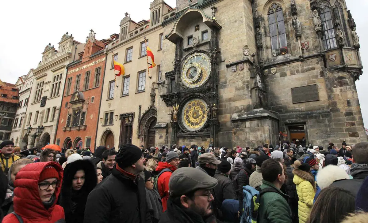 Dav turistů soustředěný před Staroměstským orlojem v Praze